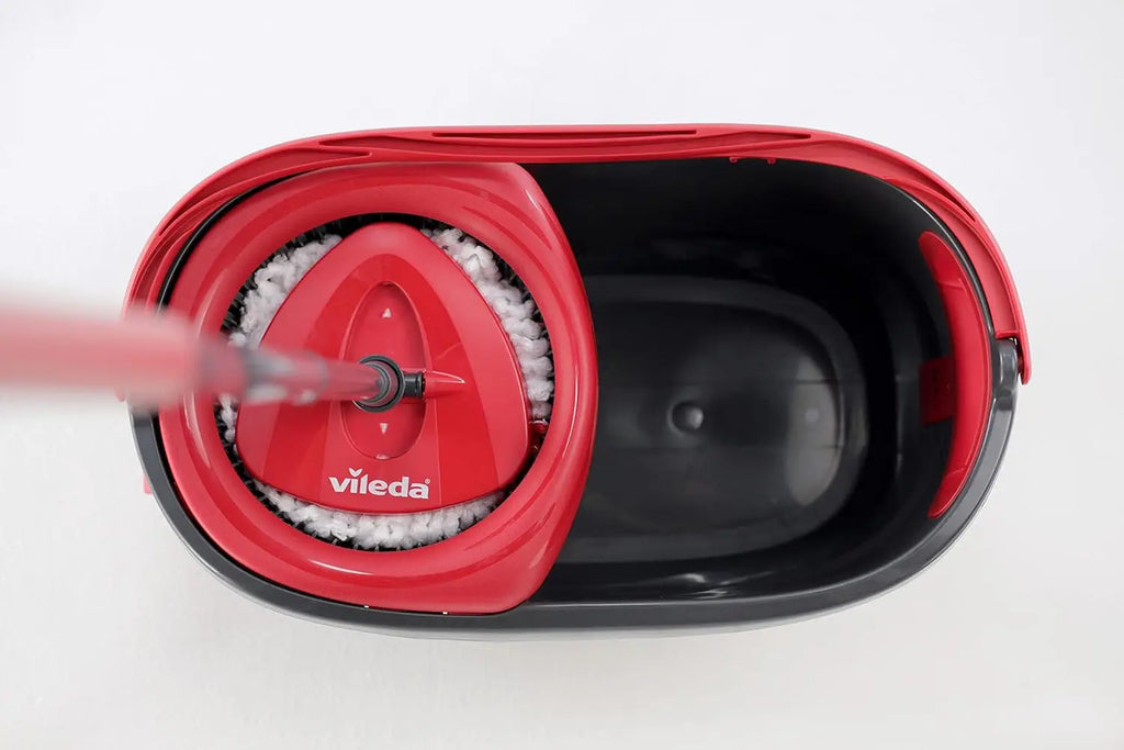Cubo y mopa giratoria roja de microfibra, ideal para limpiar pisos del hogar