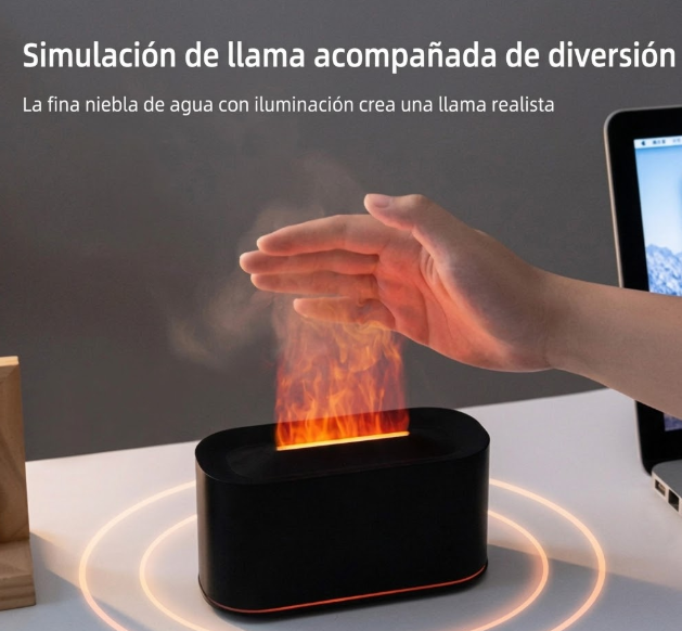 Difusor LED de niebla con efecto llama realista sobre escritorio moderno, mano interactuando
