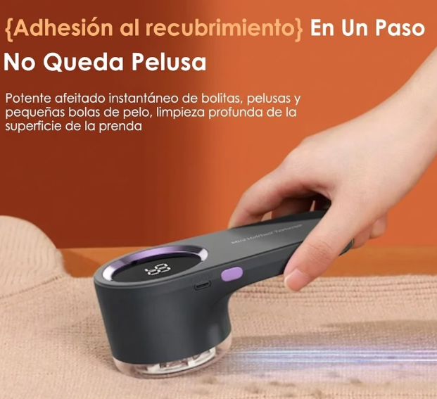 Mano usando quitapelusas eléctrico negro sobre tejido, limpieza profunda de pelusas y bolitas de ropa.