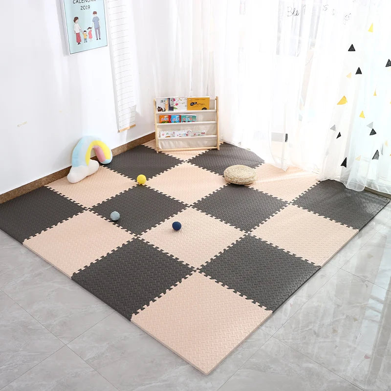 Alfombra de espuma tipo puzzle para niños, sala moderna con juguetes y librero pequeño