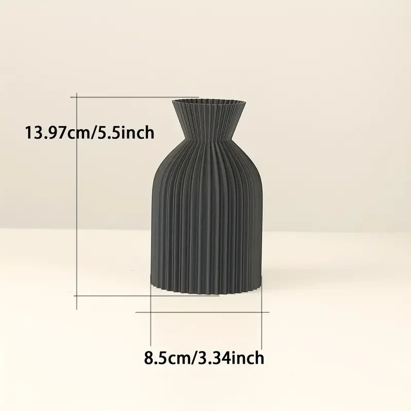 Jarrón decorativo negro de diseño moderno con dimensiones 13.97 cm alto y 8.5 cm ancho.