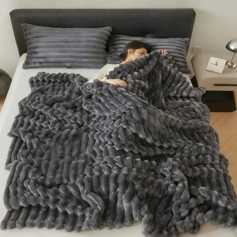 Manta de felpa gris suave y acolchada sobre cama moderna, decoración para dormitorio acogedor