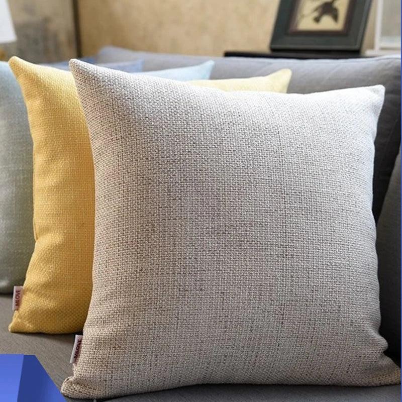 Cojines decorativos de tela en tonos claros sobre sofá moderno, accesorio para sala hogar