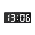 Reloj despertador digital con pantalla LED, diseño moderno y números grandes, color negro.