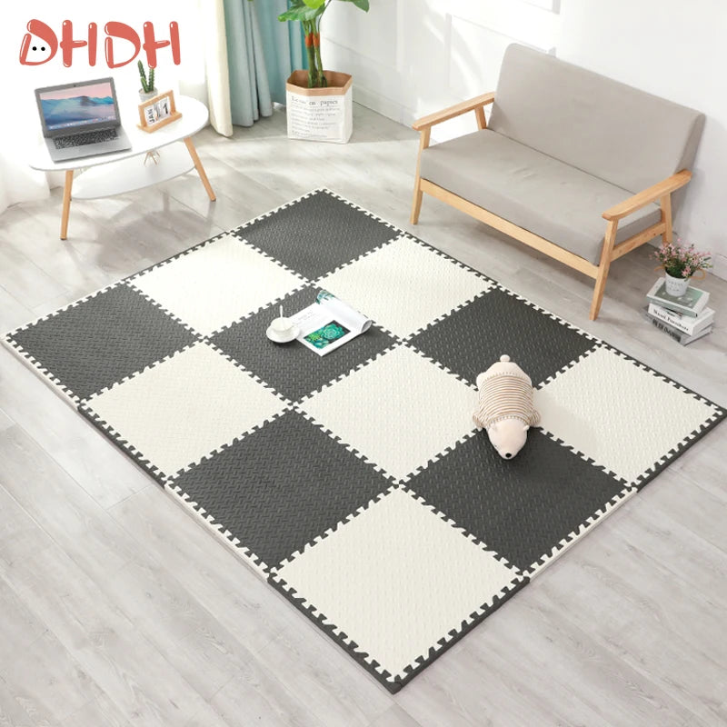 Alfombra de espuma EVA tipo rompecabezas en sala moderna, ideal para hogar y área de juegos.