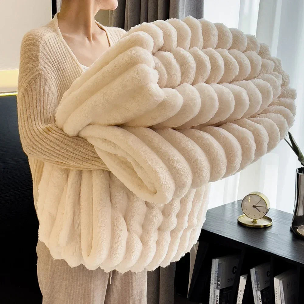Manta de felpa beige grande, textura suave y acolchada, ideal para el hogar moderno