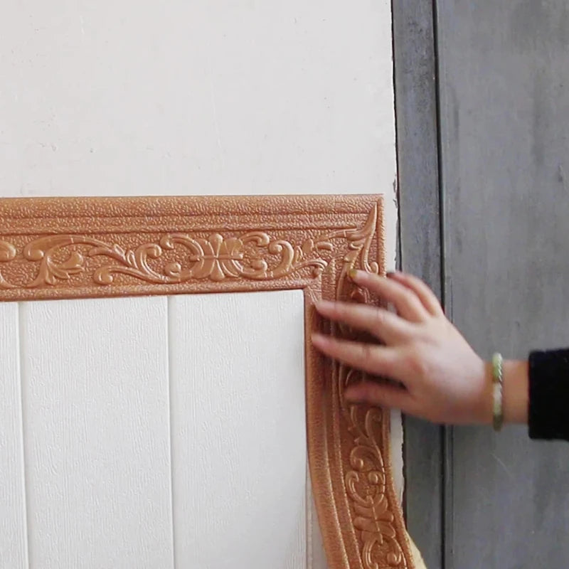 Instalación de moldura adhesiva decorativa para pared en interior moderno