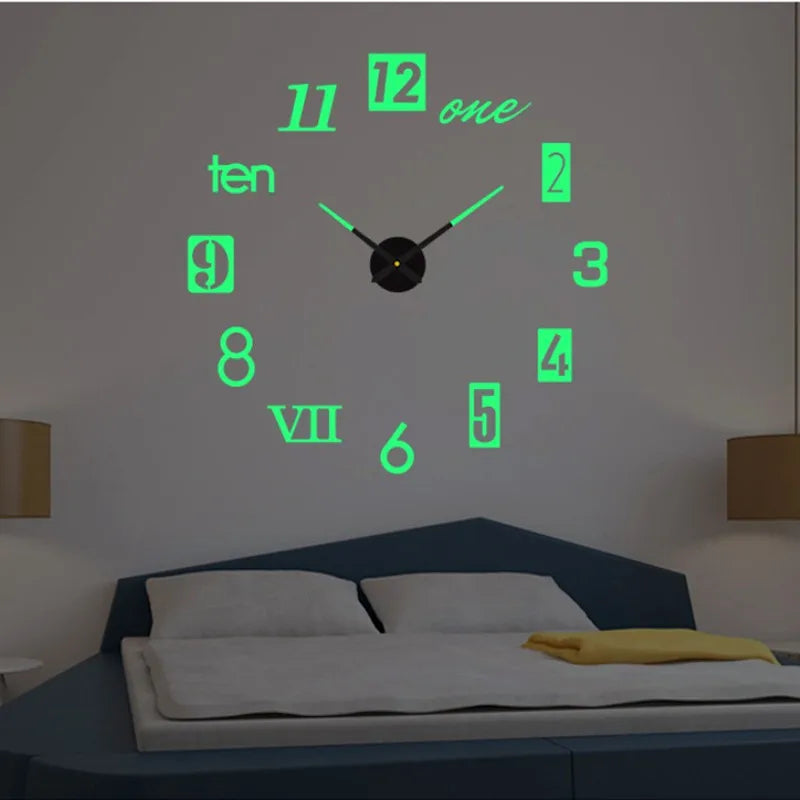 Reloj de pared decorativo con números luminosos en dormitorio moderno, ideal para hogar.