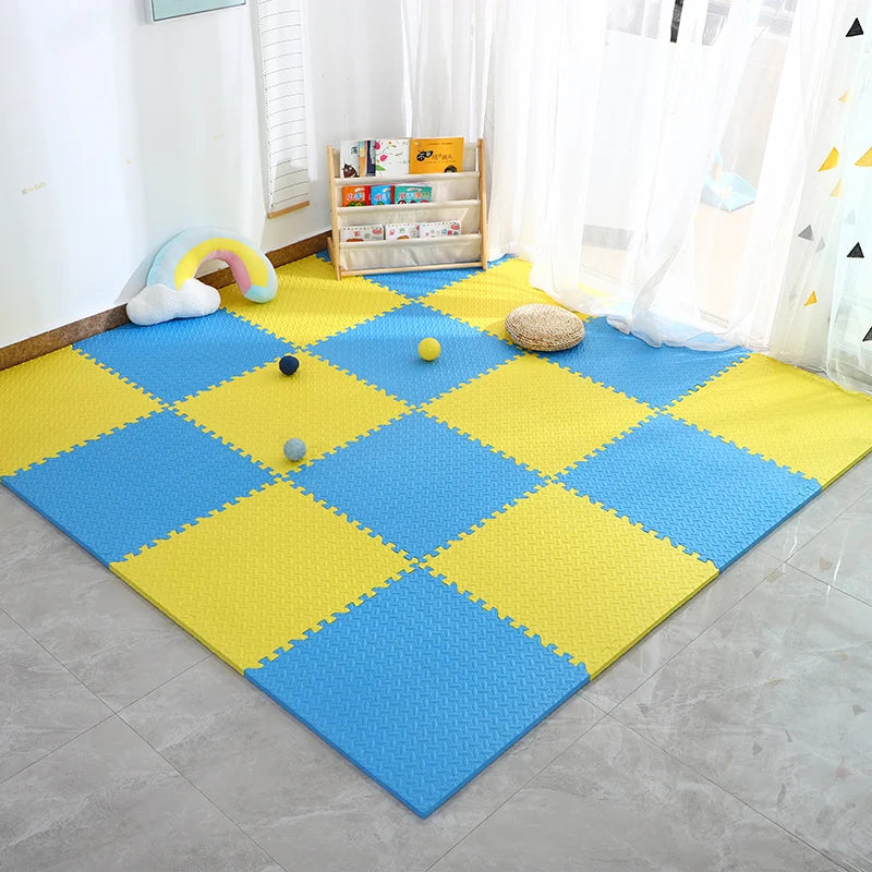 Alfombra de espuma infantil tipo puzzle en azul y amarillo en habitación luminosa, ideal para juegos