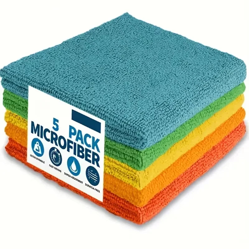 Paquete de 5 paños de microfibra de colores para limpieza del hogar, apilados sobre fondo blanco