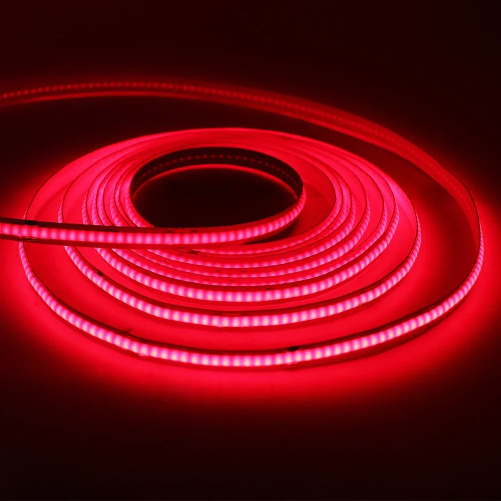Tira de luces LED flexible color rojo, ideal para iluminación decorativa de interiores.