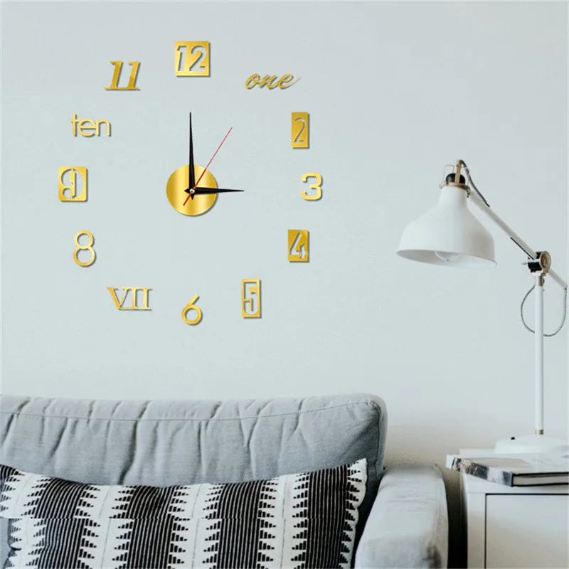 Reloj de pared decorativo dorado sobre sofá gris y lámpara blanca en sala moderna
