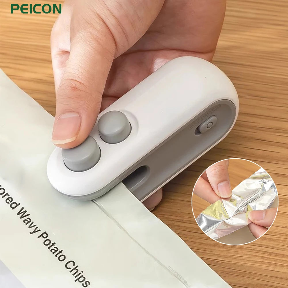 Sellador portátil de bolsas para alimentos, gadget de cocina en mano sobre mesa de madera