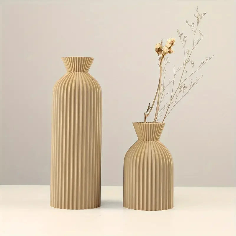 Jarrones modernos beige con diseño acanalado y flores secas, decoración minimalista para hogar.