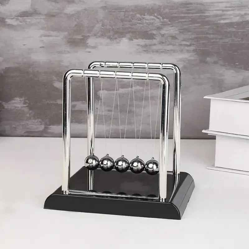 Péndulo de Newton plateado decorativo para escritorio, accesorio moderno para oficina u hogar