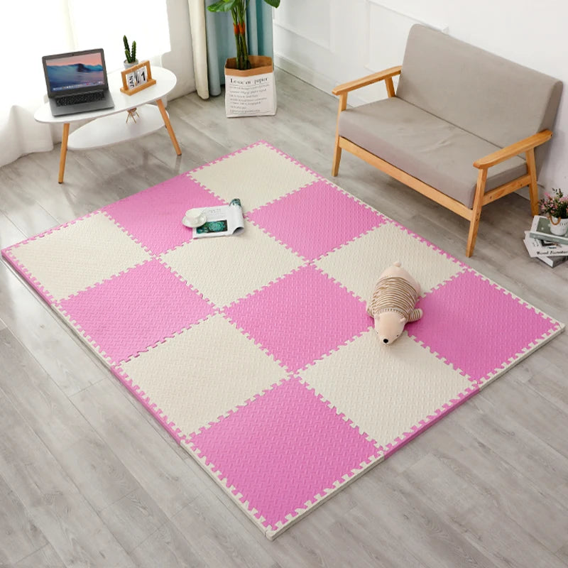 Alfombra de EVA tipo puzzle rosa y beige para sala moderna, ideal para niños y decoración de hogar.