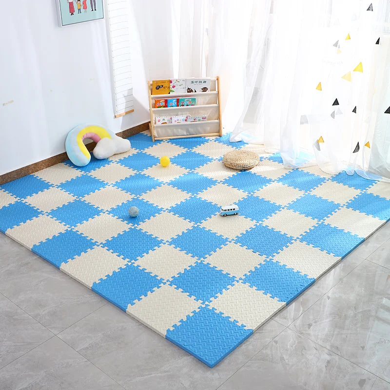 Alfombra de espuma para niños en patrón de cuadros azul y beige en sala de juegos luminosa