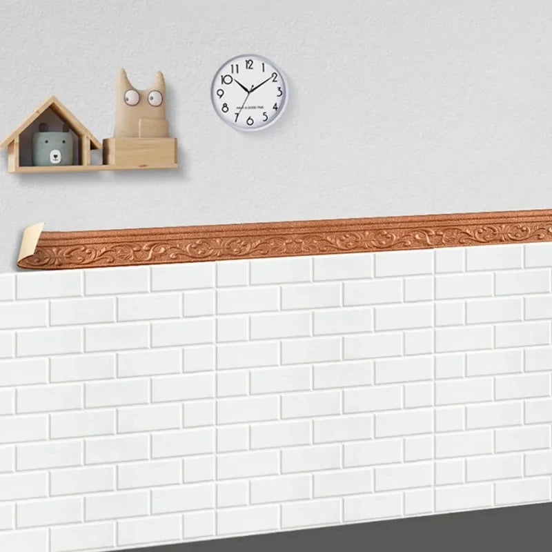 Moldura adhesiva decorativa de pared color cobre sobre panel de pared con diseño de ladrillo blanco, ideal para decoración de interiores modernos.