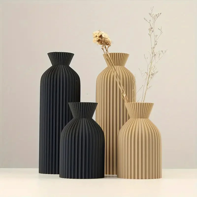 Jarrones decorativos modernos de color negro y beige con diseño acanalado y flores secas