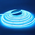 Tira de luz LED azul brillante enrollada, ideal para iluminación decorativa en el hogar