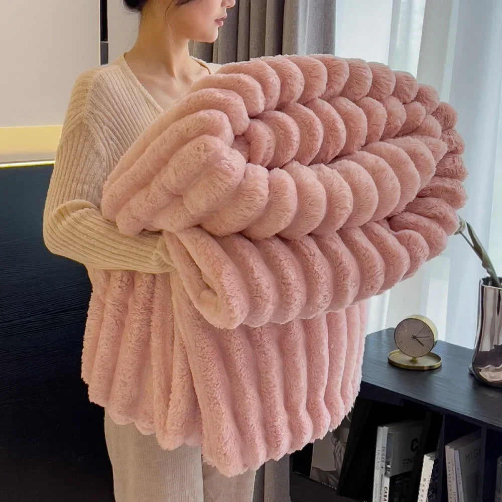 Manta acolchada rosa suave de felpa, ideal para decoración y confort en el hogar moderno