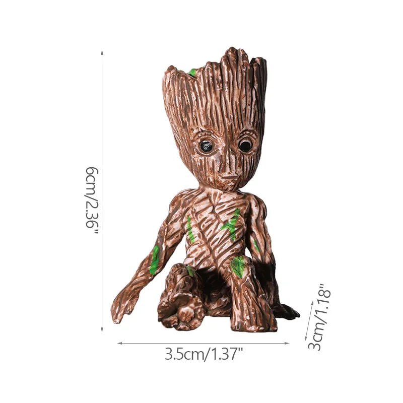 Figura decorativa pequeña de árbol animado marrón con detalles verdes, ideal para hogar moderno.