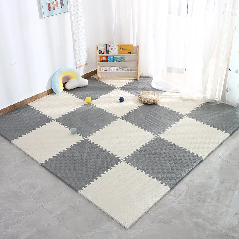 Alfombra de espuma tipo puzzle gris y beige en sala infantil, perfecta para juegos y seguridad del hogar.