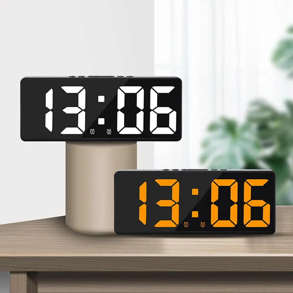 Relojes digitales LED modernos en una mesa, ideales para decoración y hogar inteligente.