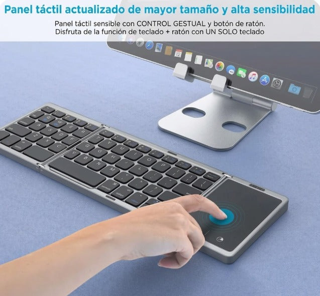 Teclado plegable con panel táctil grande y alta sensibilidad junto a una tablet en soporte.